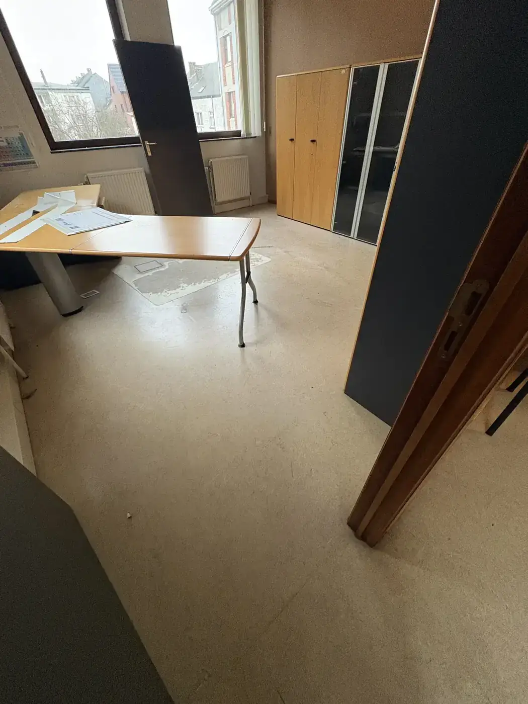Bureau professionnel propre après entretien