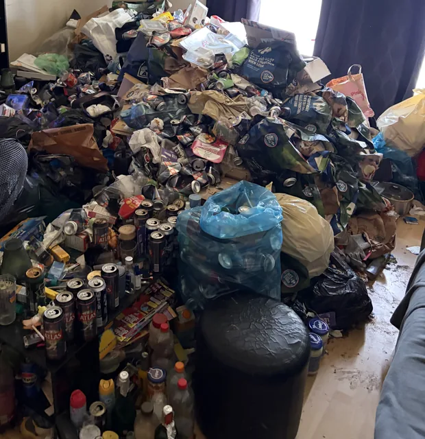 État initial d’un logement très encombré avant une intervention de nettoyage extrême