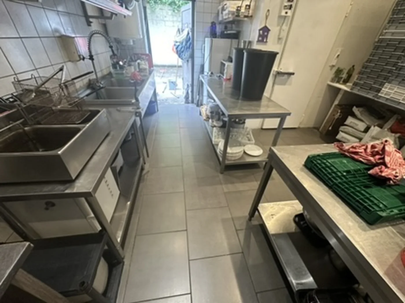 Zone de plonge et plans de travail en inox