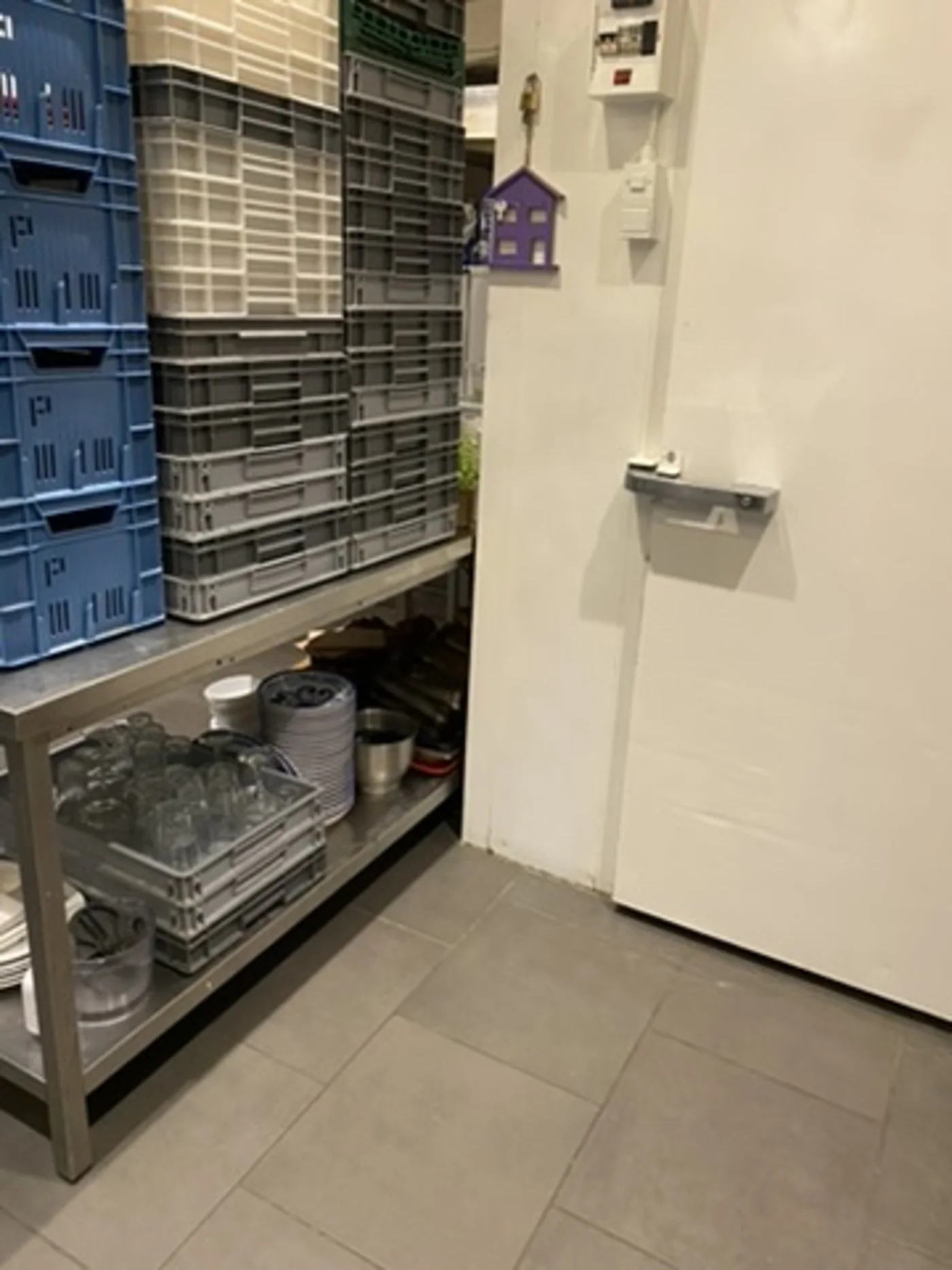 Réserve et abords de la chambre froide
