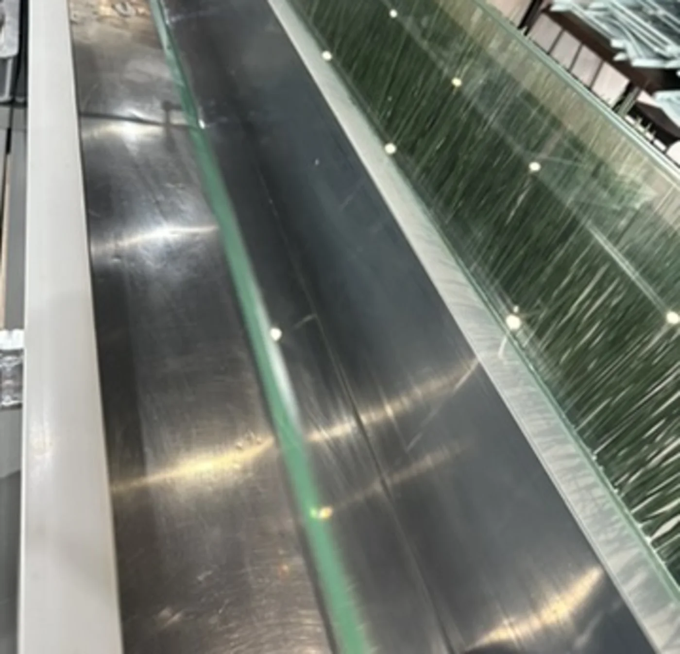 Vitrine de comptoir en inox et verre après nettoyage