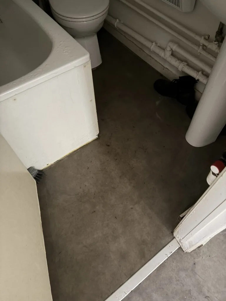 Sanitaires : sol détrempé et traces avant intervention