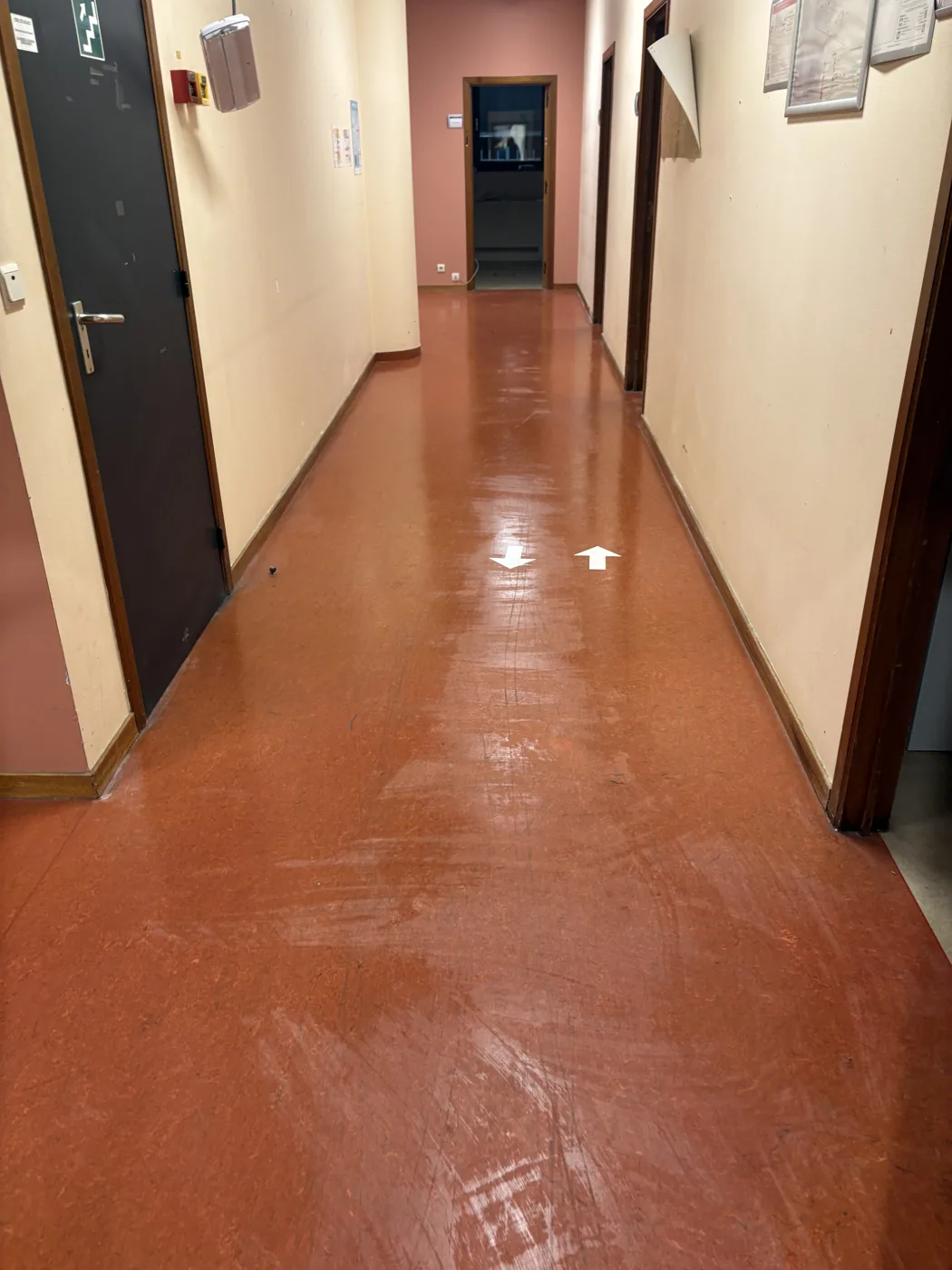 Le même couloir après raclage et lavage complet, sol propre et brillant
